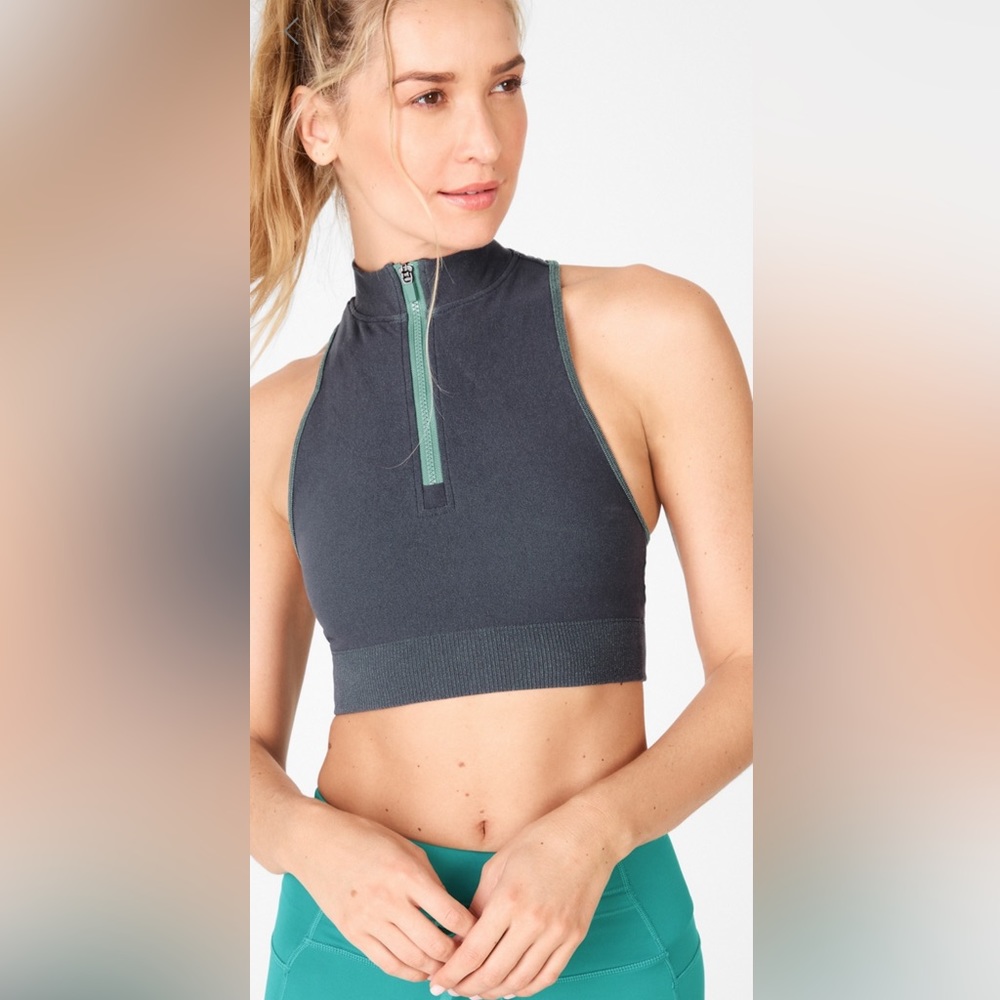 Fabletics Kaylee Mock
Neck Zip Up
Sculptknit Top. Gray, size M